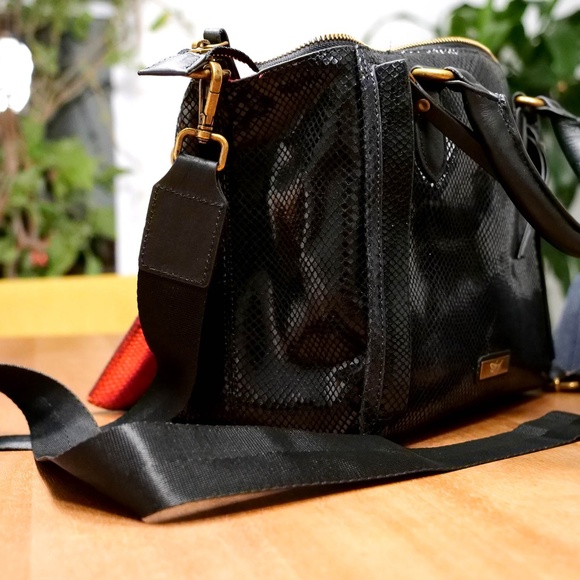 Sharif 1827 Black Crossbody Bag with Lion Head Detail, with Pink Cardholder - Picture 6 of 15